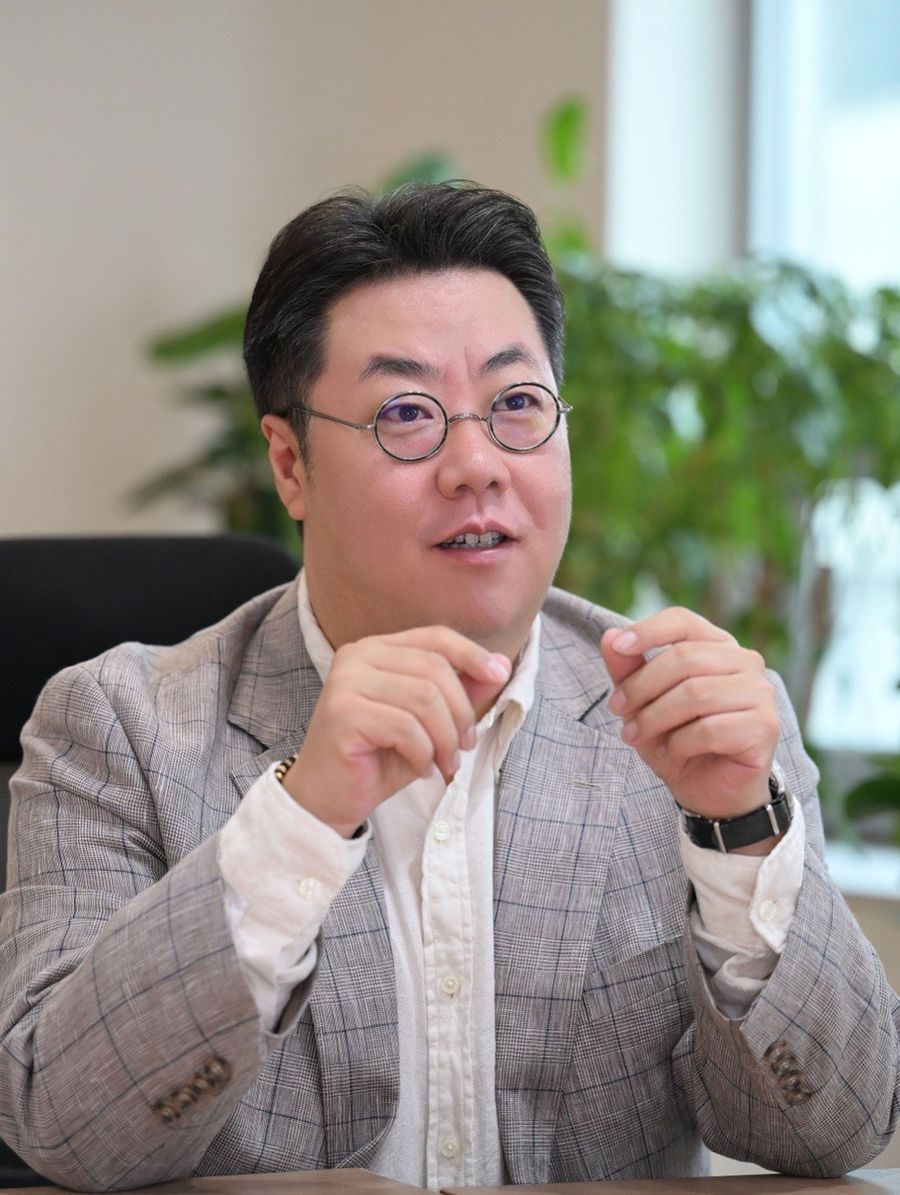 천의현 루브리카 대표가 인터뷰에서 발언하고 있다