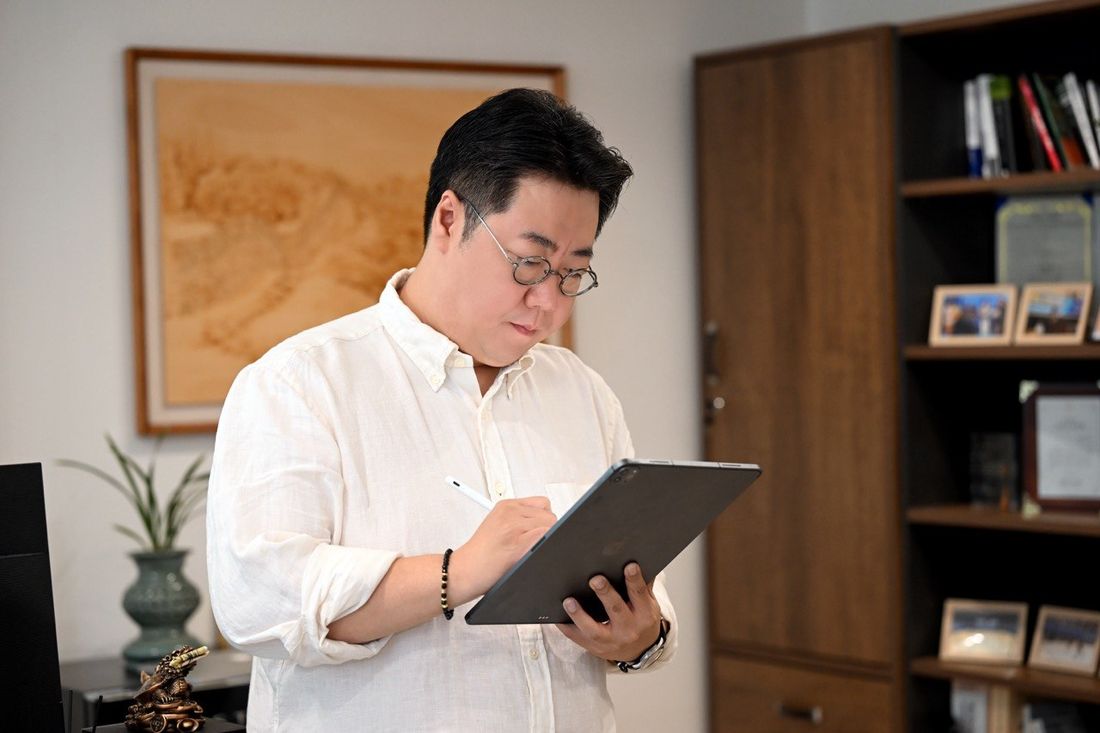 천의현 루브리카 대표가 사무실에서 업무를 보고 있다